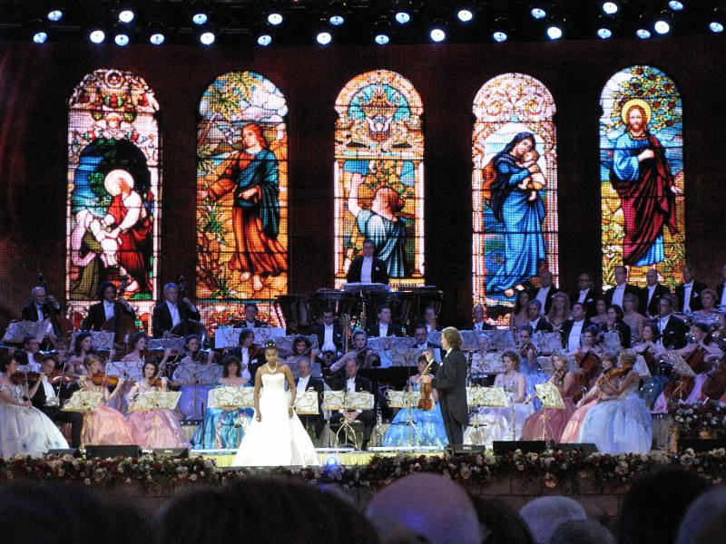 kimmy skota_en_rieu.jpg - Kimmy Skota zingt het Avé Maria. Kijk ook eens naar het prachtige decor. Mooi gemaakt!